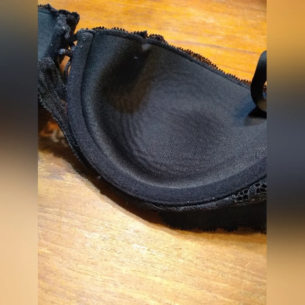 La Senza 2-Piece Black Lace Bra (34D) & Garter Belt, Medium - Picture 8 of 14